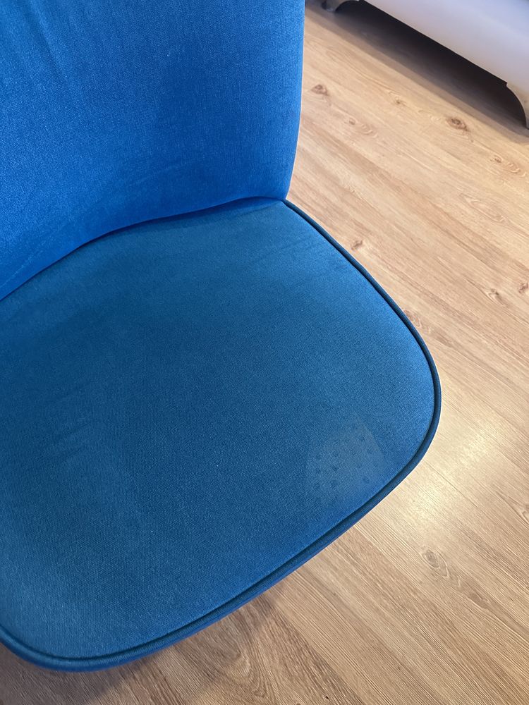 niebieski granatowy fotel krzeslo