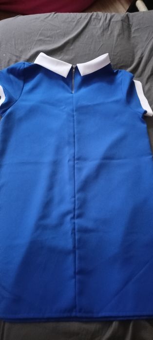 Niebieska sukienka z kołnierzykiem