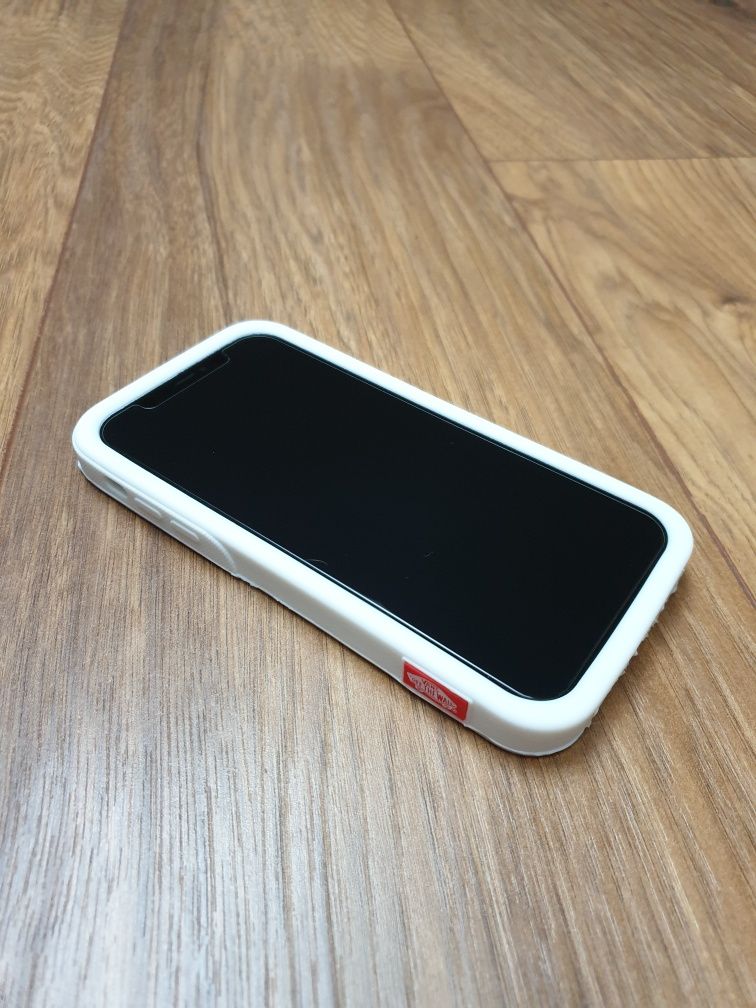 Etui na iPhone 11 w kolorze biało-czerwonym