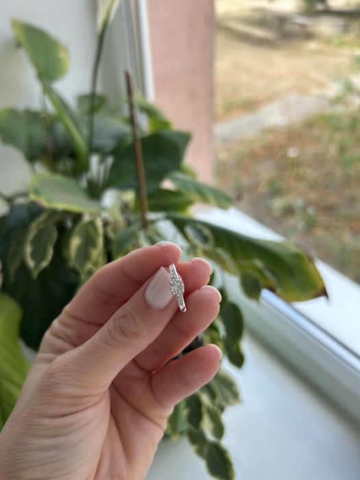 Продам каблучку з білого золота