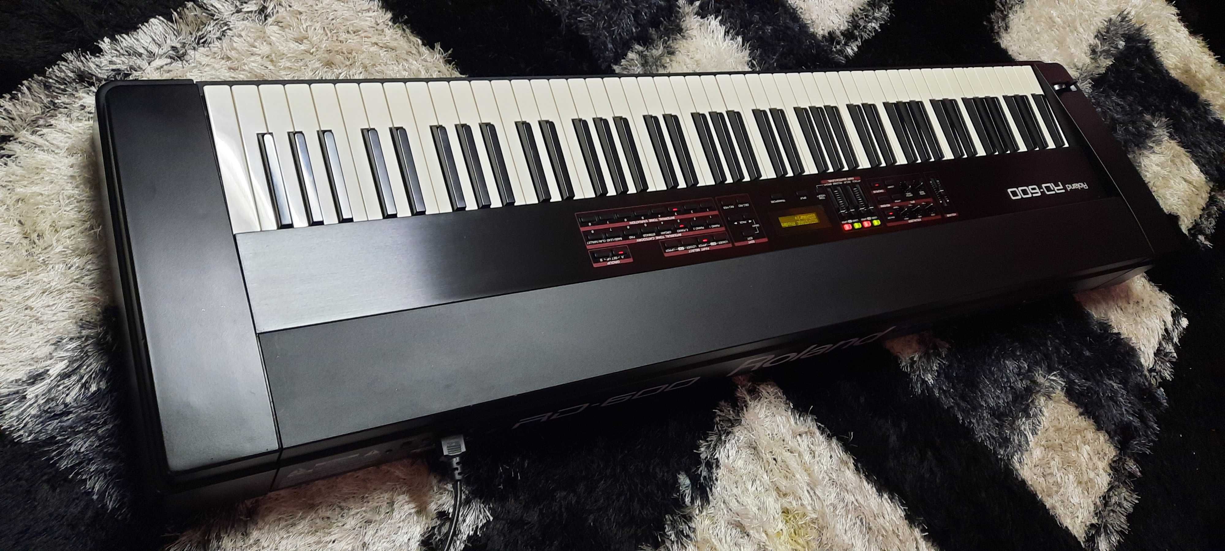 Roland RD-600 Digital Piano, Teclado, com 88 teclas contrabalanceadas.