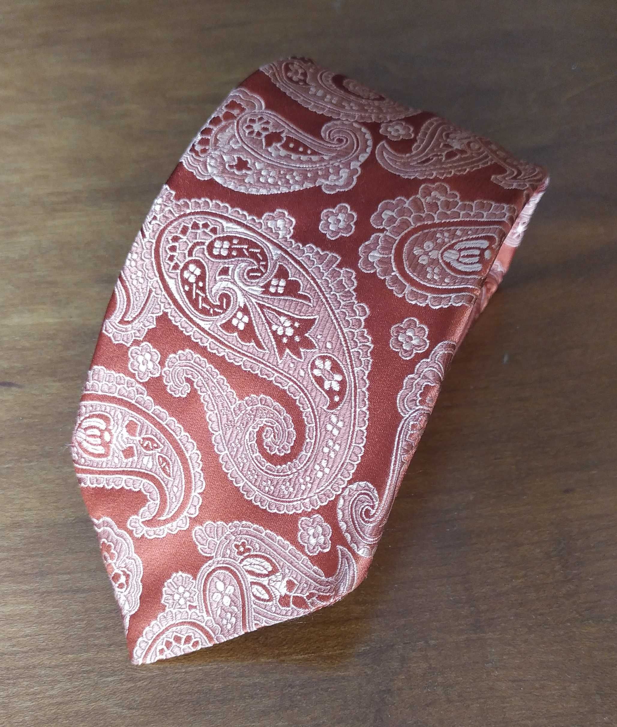 Krawat jedwabny włoski łososiowy w kremowe stylizowane wzory paisley