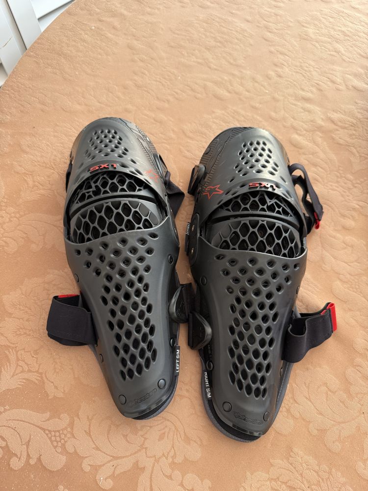 Joelheiras Alpinestars SX-1