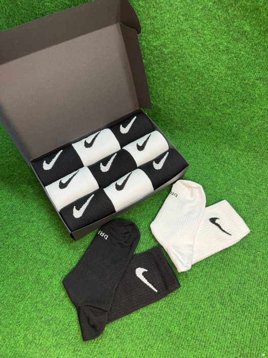 Skarpety Nike w Pudełku Czarne i Białe Wysokie 35-38 (9 par)