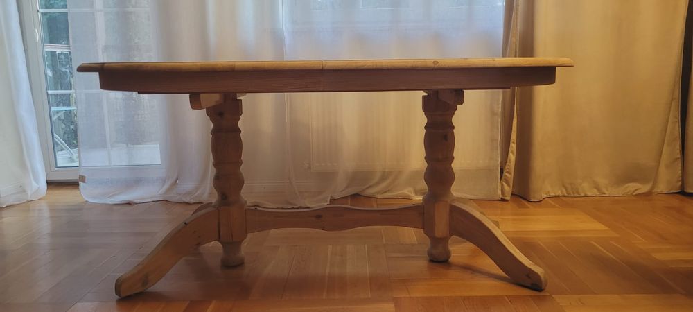 Duży drewniany rozkładany stół do salonu, jadalni