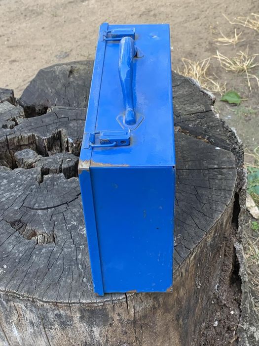 Металлический чемодан из Германии.