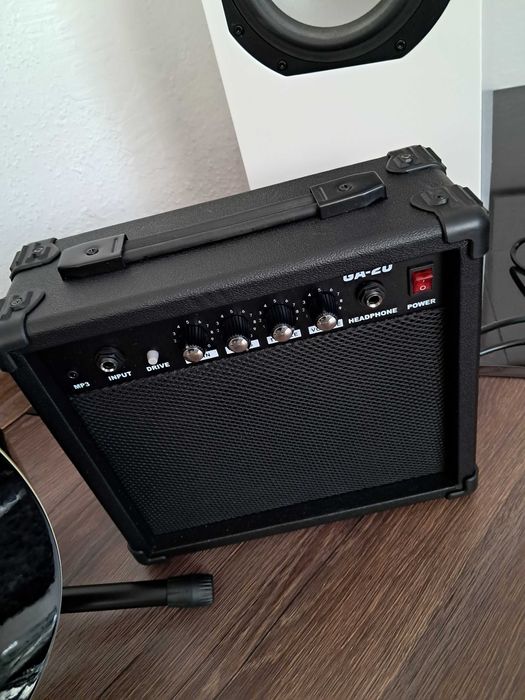 Mikołaj! Gitara akustyczna z przetwornikiem plus wzmacniacz.