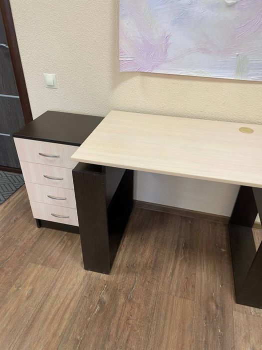 Офісний стіл з висувними ящичками