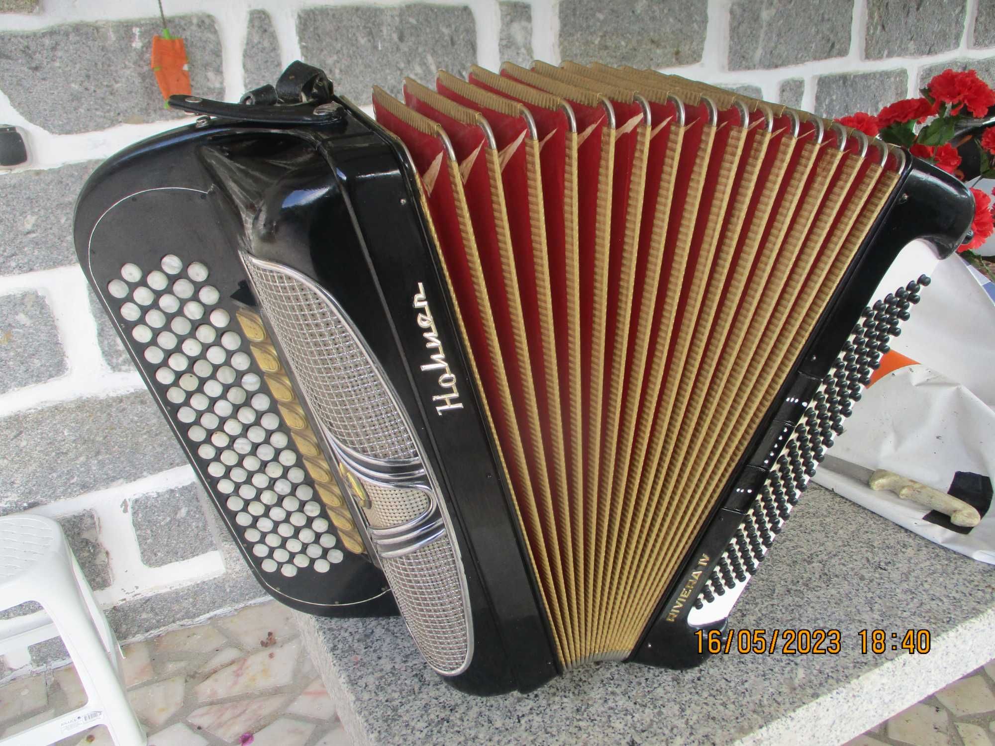 Acordeon Hohner Riviera, á 4a voz, 120 baixos