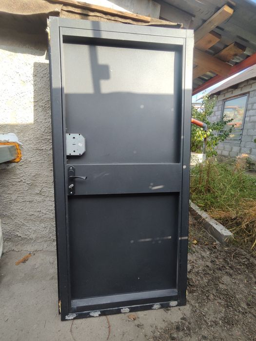 Вхідні металеві двері