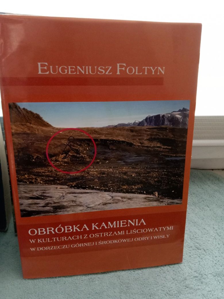 Obróbka kamienia w kulturach z ostrzami liściowatymi , E.Foltyn.