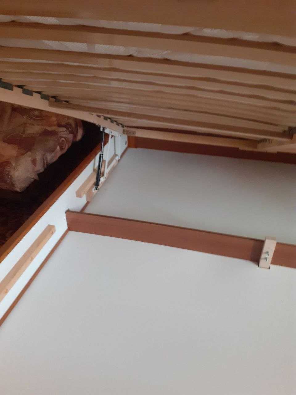 Двохспальне дерев'яне ліжко з матрасом