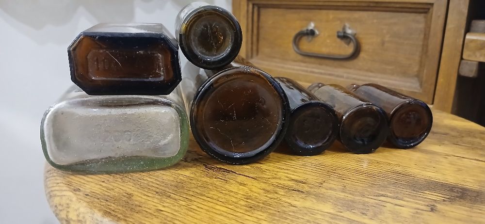 Stare butelki  apteczne,  farmaceutyczne , flaszki, Isopharm Warszawa
