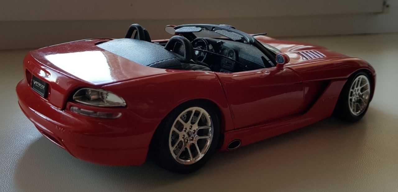 Модель автомобіля Dodge Viper SRT-10 2003 1:24 Maisto