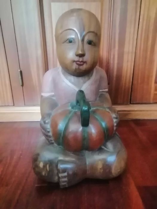 Estatueta de madeira maciça com 44x24x24