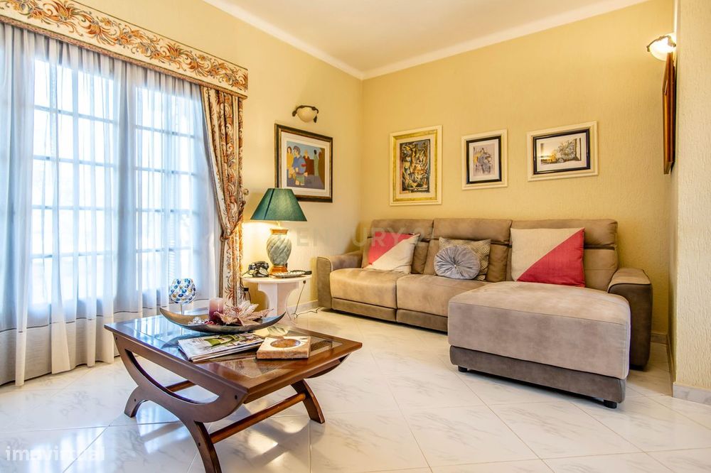 Espaçosa Moradia T3 + 2 com Garagem Localizada  na Bela Vista perto de