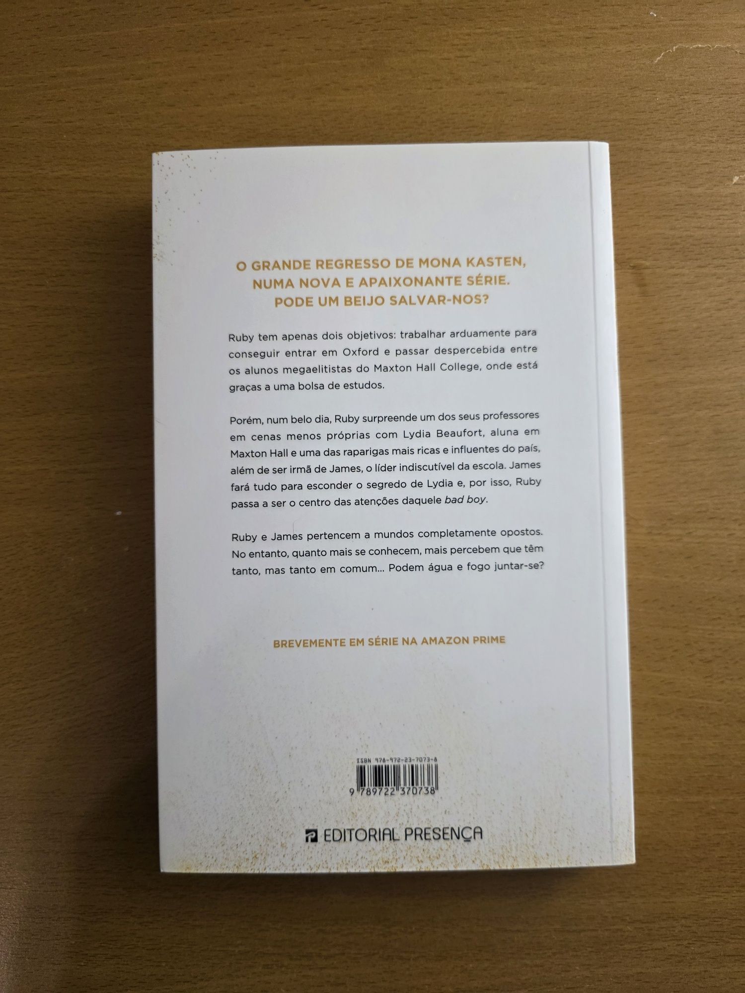Livro Save Me - Só um Beijo Me Pode Salvar