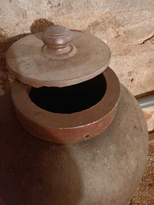Pote antigo de barro, para azeite