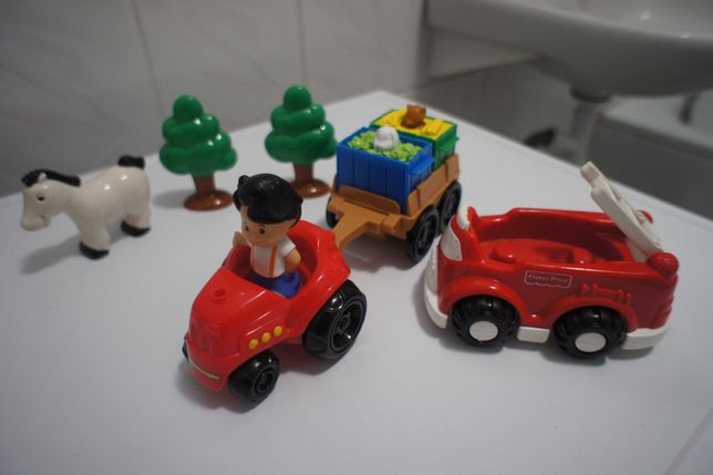 zestaw zabawek Fisher Price Little People traktor wóz strażacki