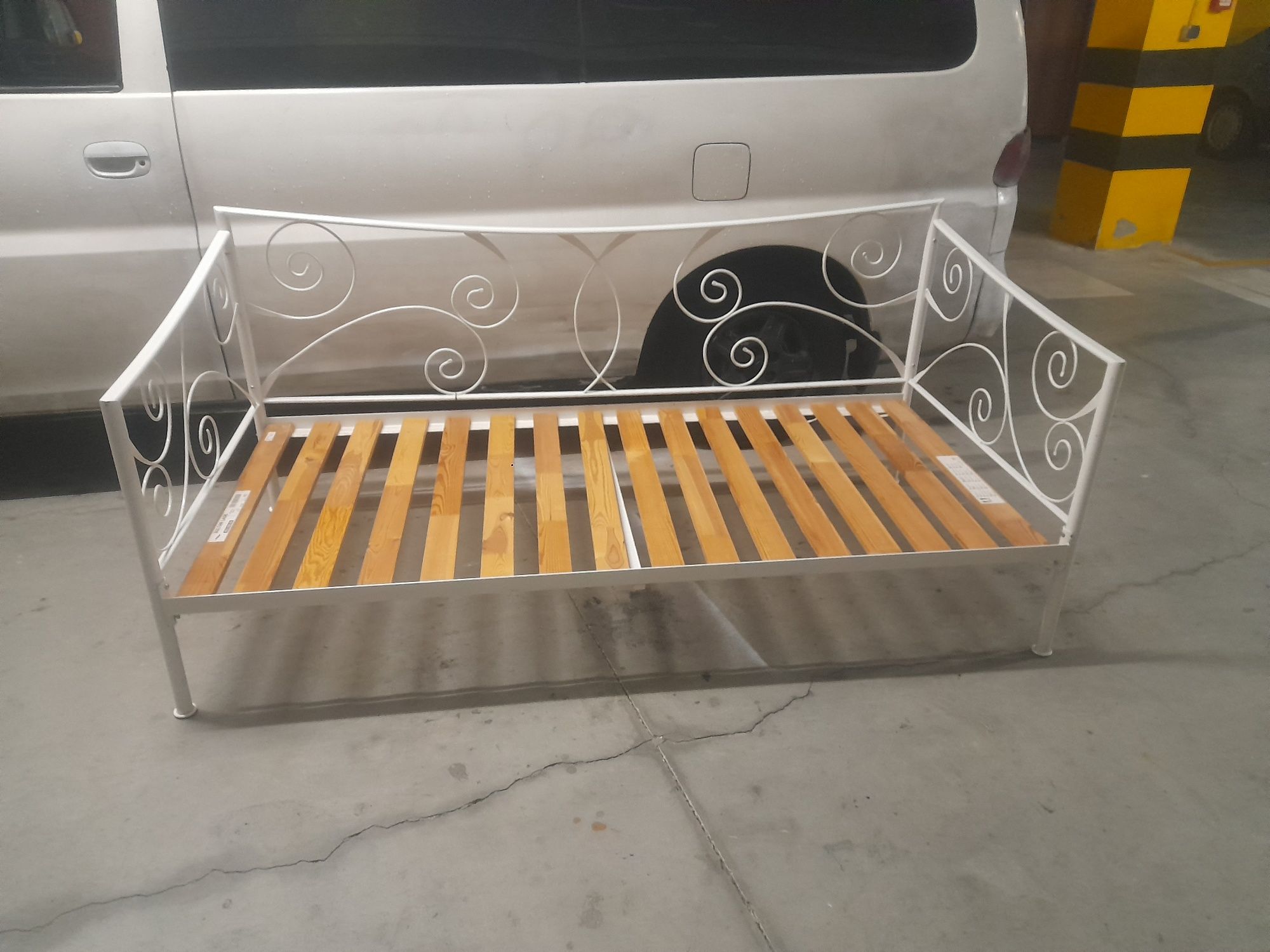 Cama solteiro Ikea em metal branca com colchão incluido