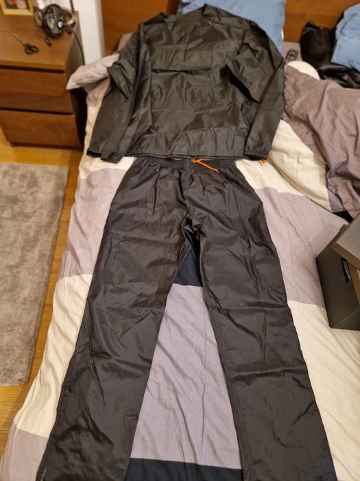 Calças e Casaco impermeável - tamanho XL