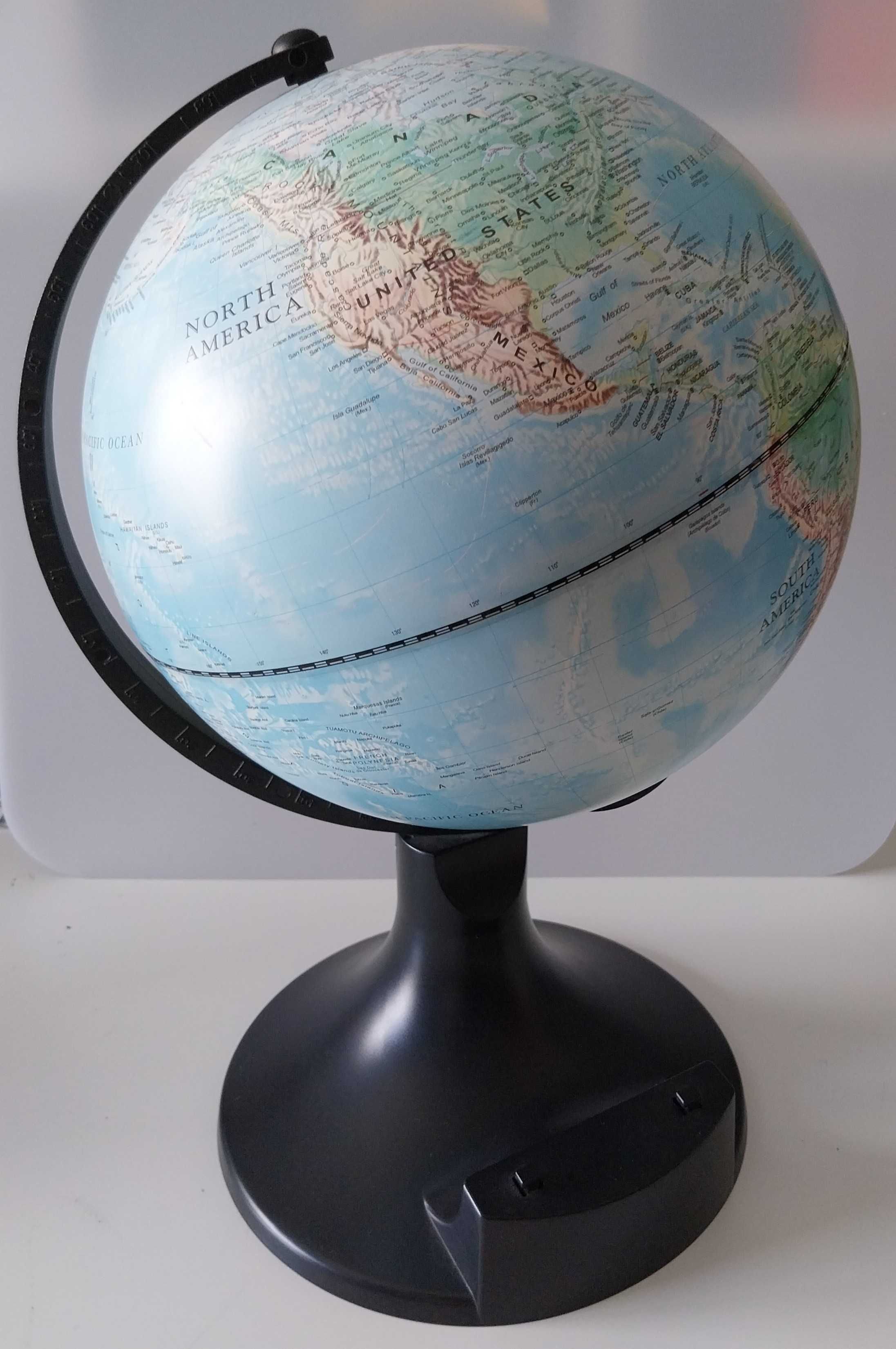 Jogo encyclopédia interativo com cartões e globo mundo