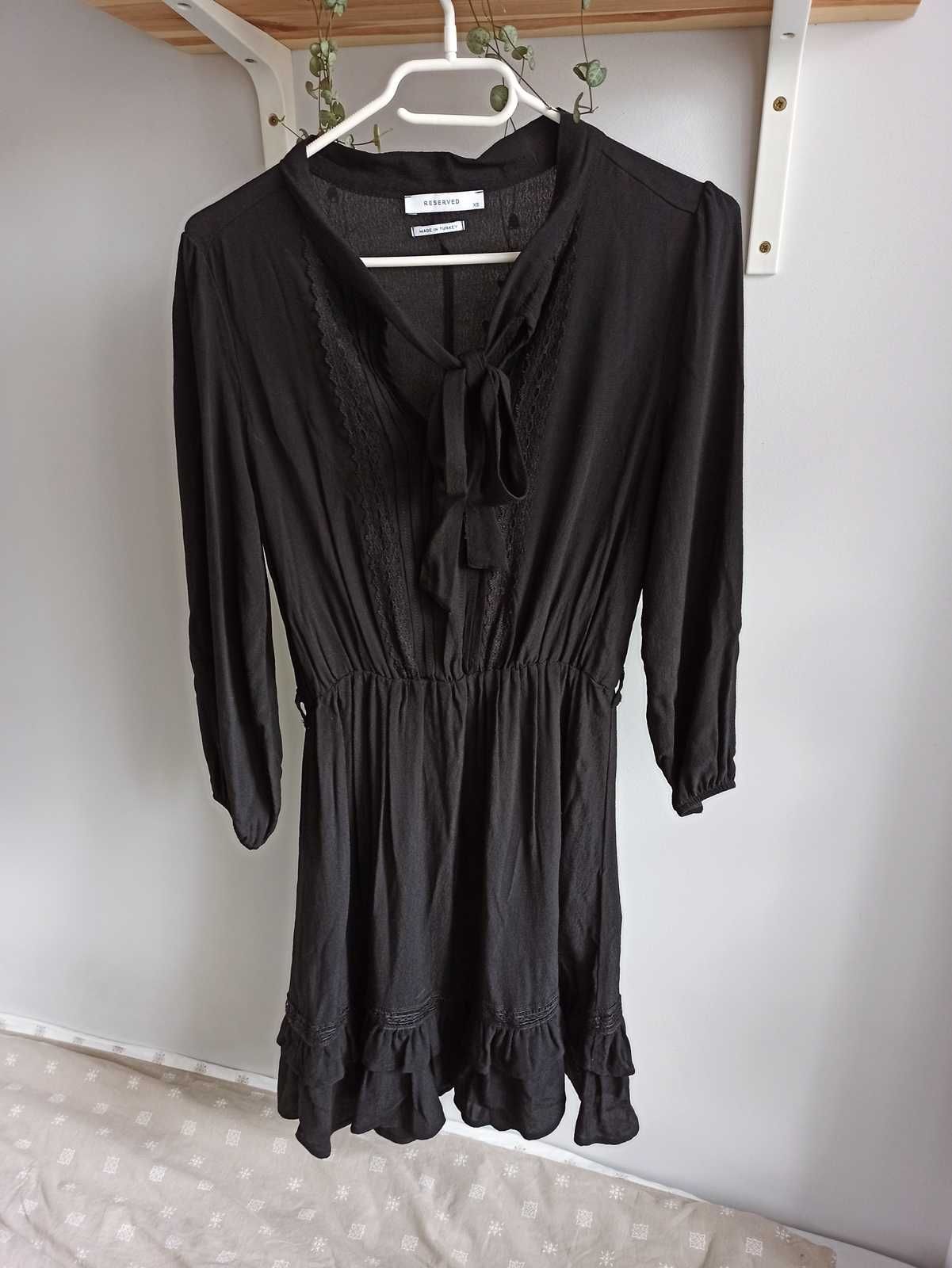 Czarna sukienka Reserved falbanki mała czarna XS wiskoza