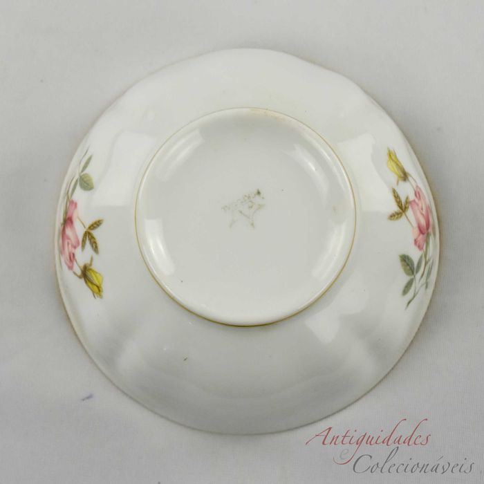 Taça / Tigela em porcelana Artibus decorada com flores e friso dourado