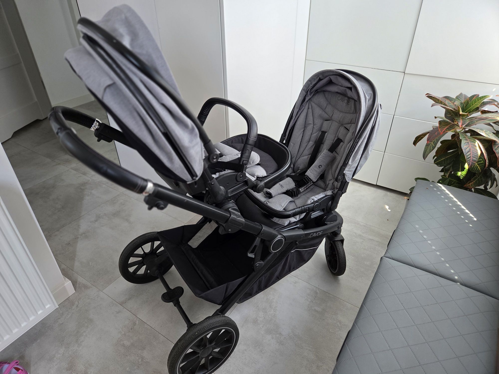 Cavoe Avec - rozwojowy wózek dla bliźniąt, rok po roku z jedną gondolą