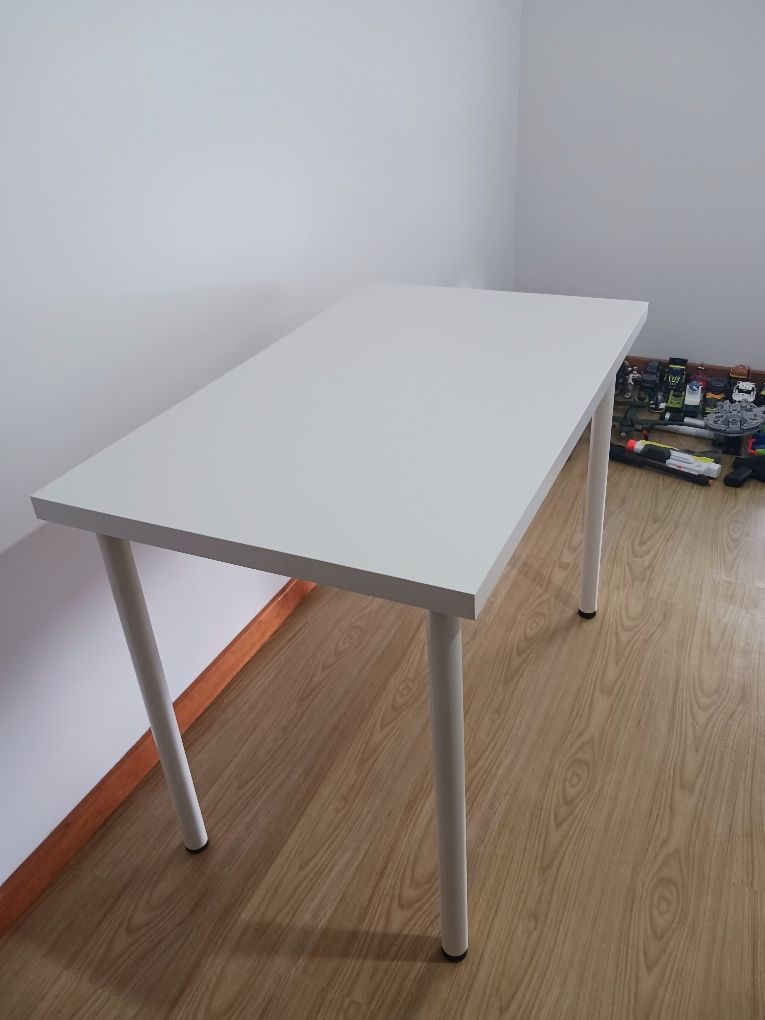 Mesa de estudo branca