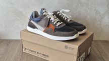 Продам кросівкиClarks