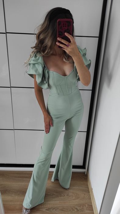 Szałwiowy kombinezon z ozdobnymi rękawami