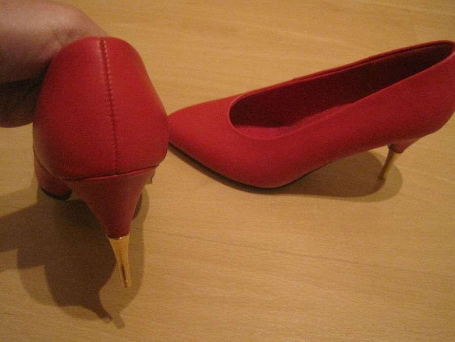 Buty szpileczki czerwona skora ze zlotym obcasem rozmiar 36