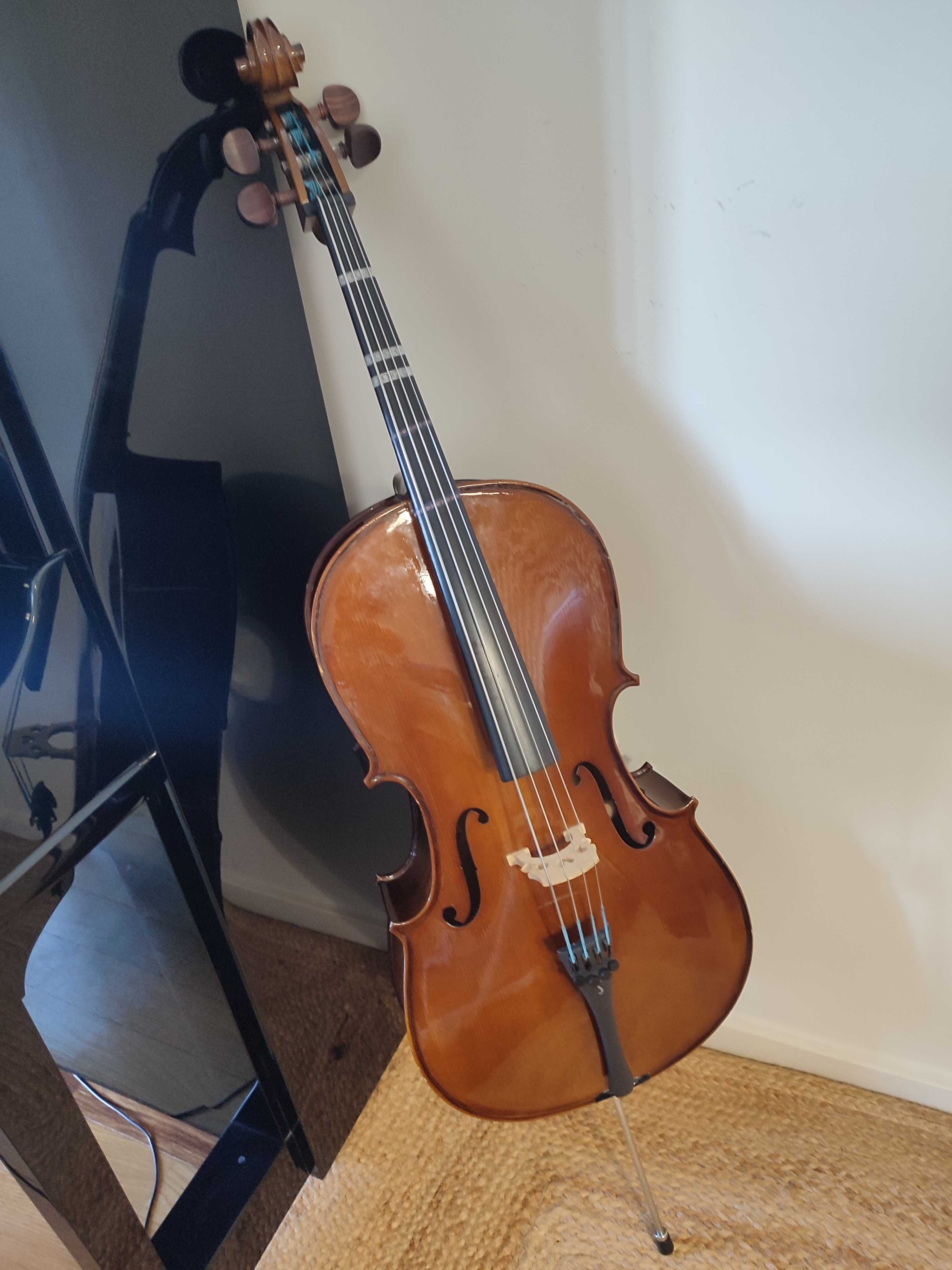 Violoncelo Stentor 1/8 com arco e saco, em muito bom estado