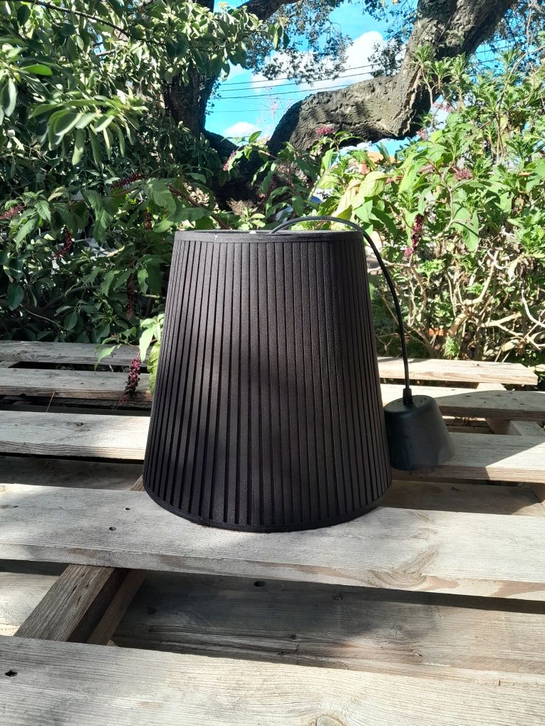 Candeeiro de teto preto e abajour  verde
