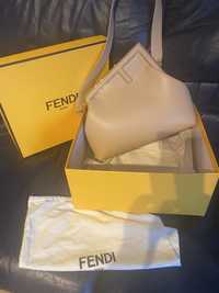 Сумка Fendi. Песочного цвета. Новая, в коробке.