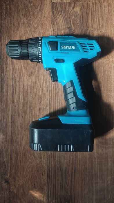 Акумуляторні шуруповерти Black & Decker EPC12 та Світязь ШН 1812