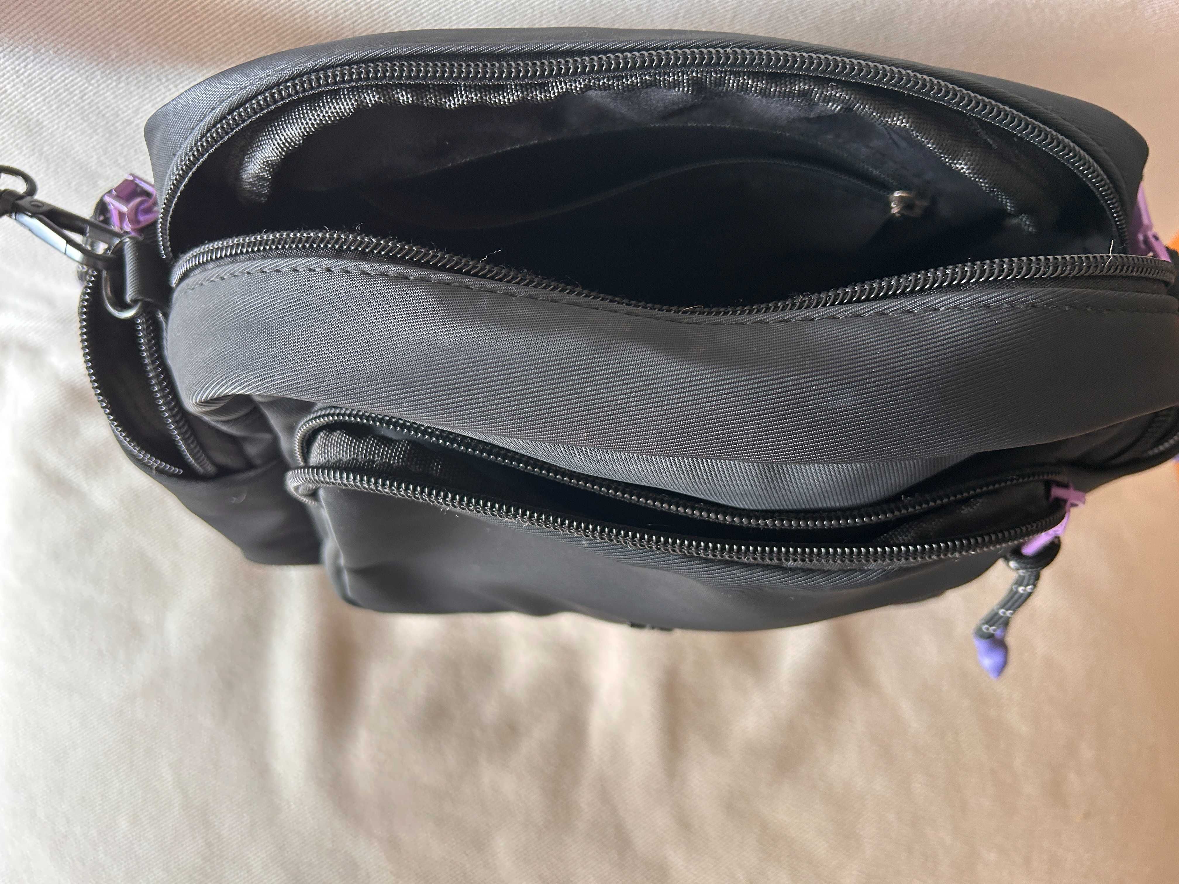 Mala preta com diversas bolsas