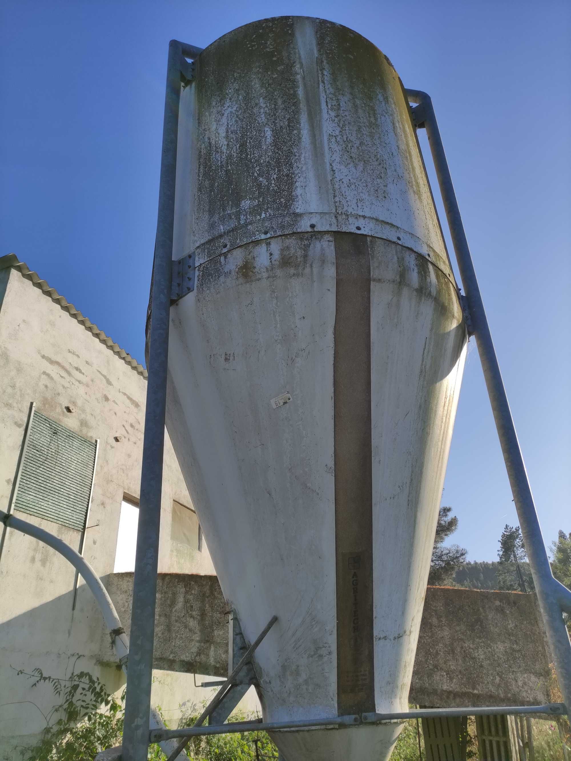 Silo em fibra de 9000Kg de capacidade em excelente estado