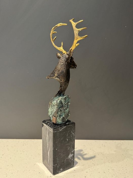 Figurka jelenia z brązu