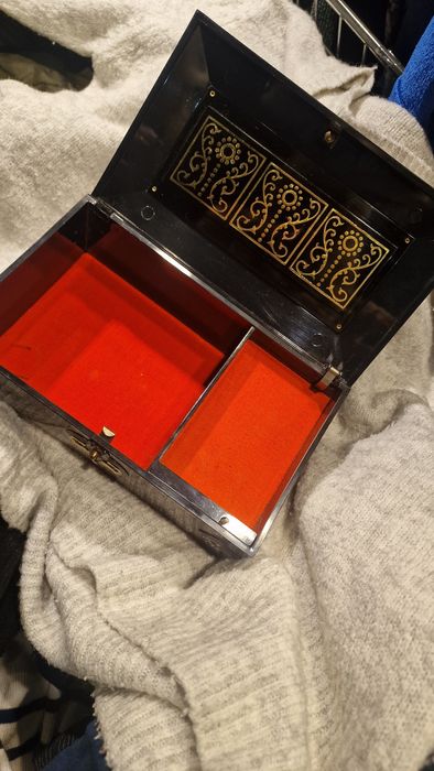 Radziecka szkatułka na biżuterię, z pozytywką