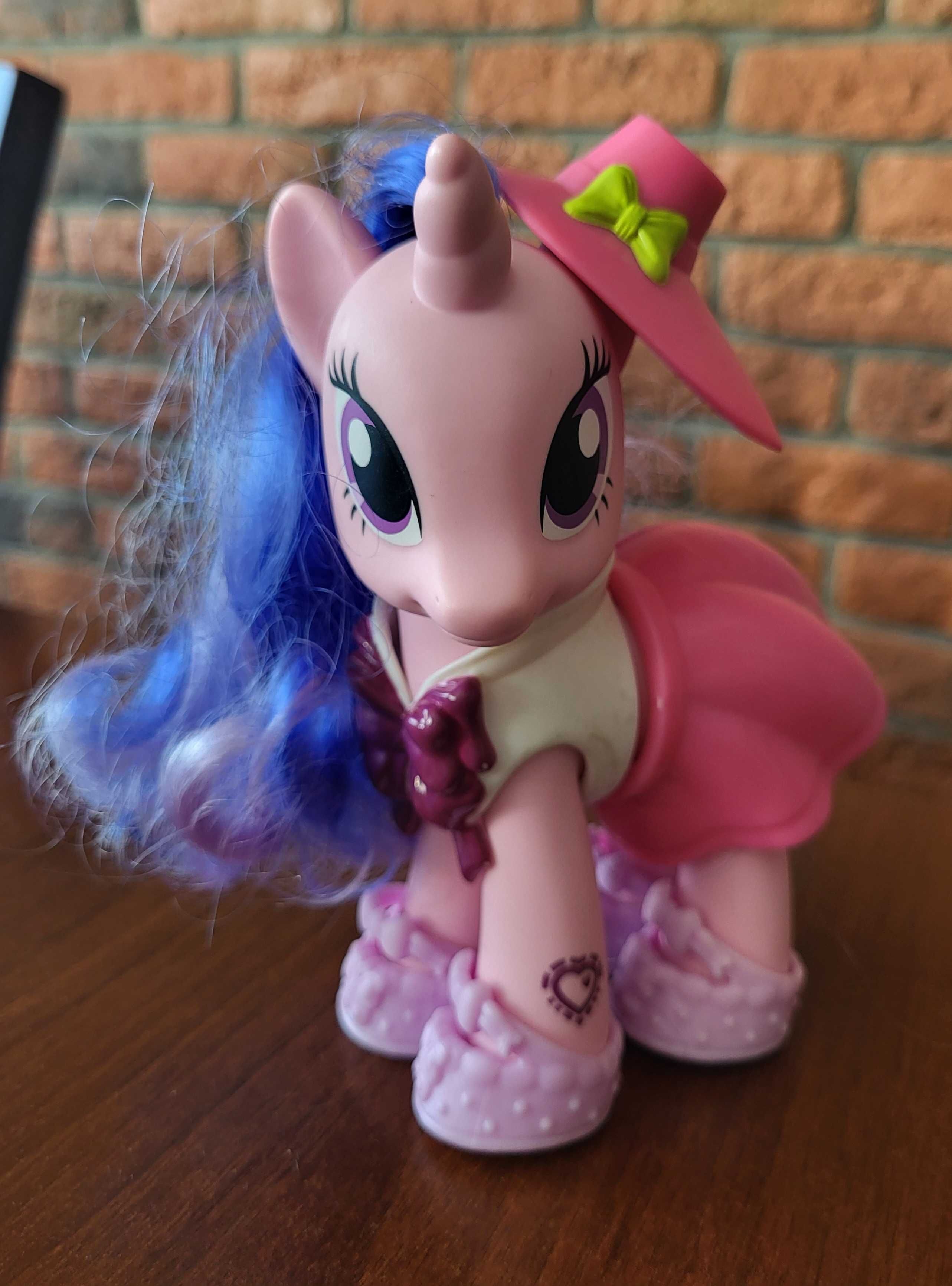 Kucyk Pony, z akcesoriami do ubioru.