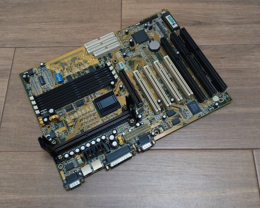 Motherboard retro Soltek SL-66A para Slot 1