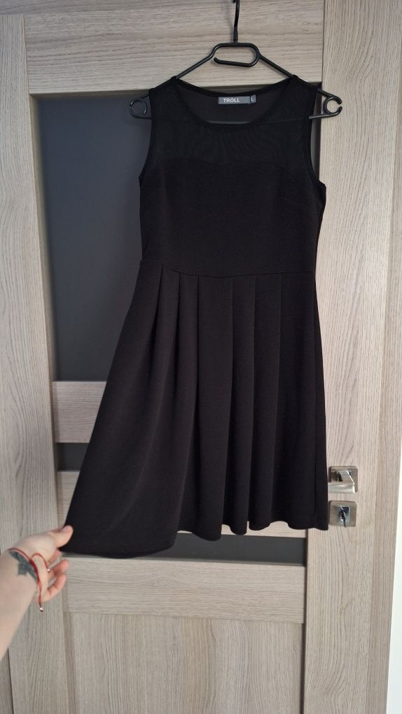 Sukienka rozkloszowana mała czarna basic