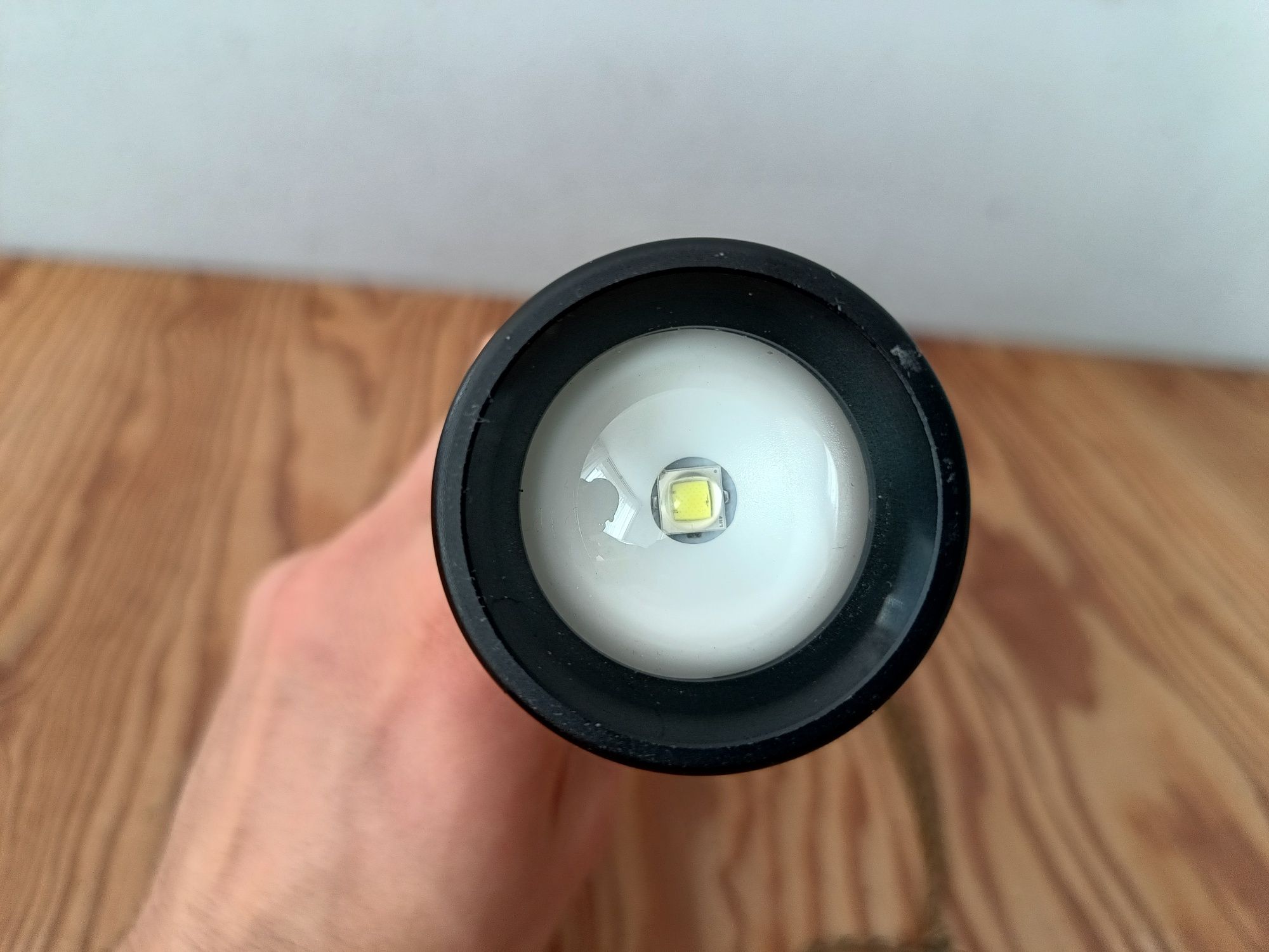 Taktyczna latarka z regulacją ogniskowej LED Utendors