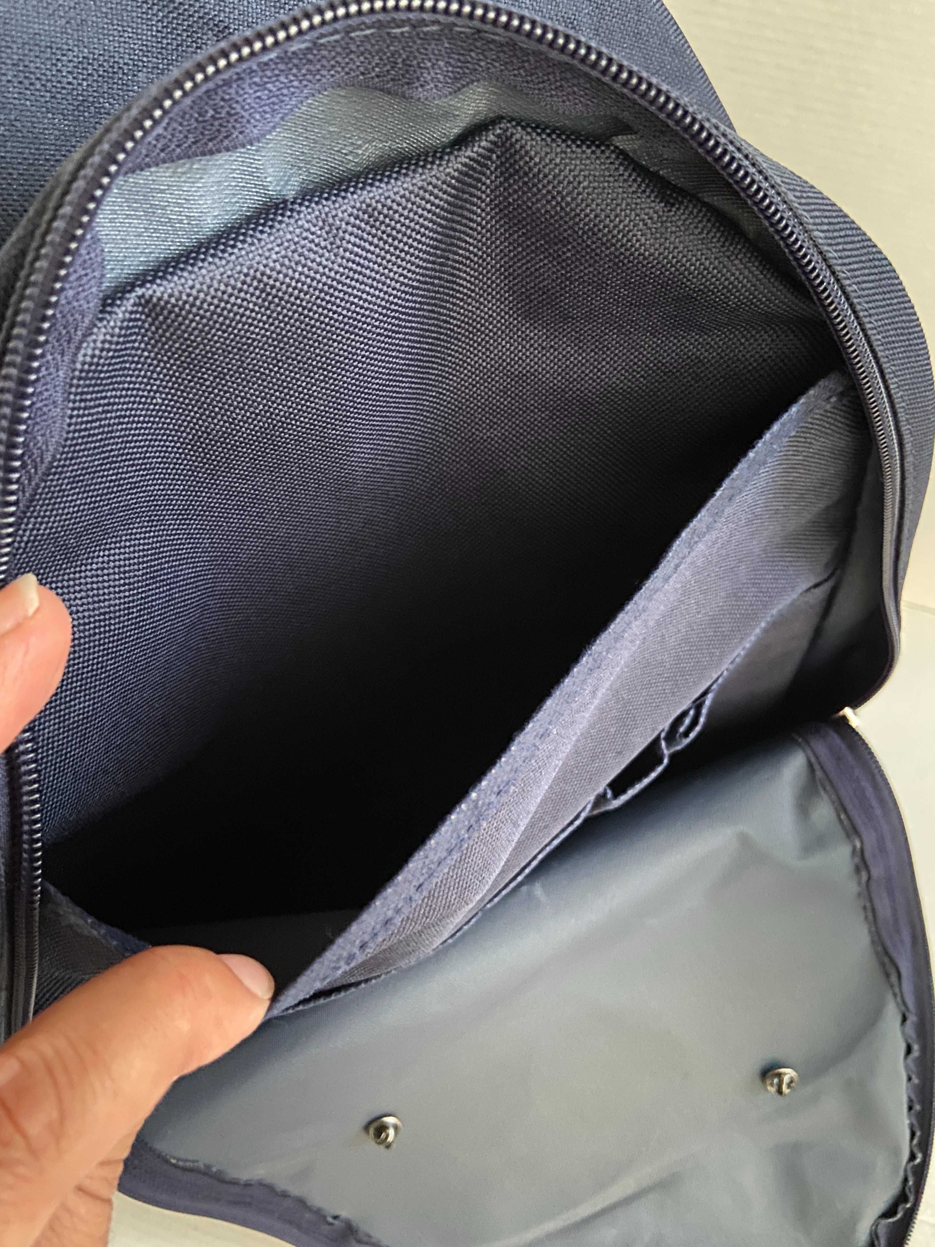 Mochila azul escura pequena