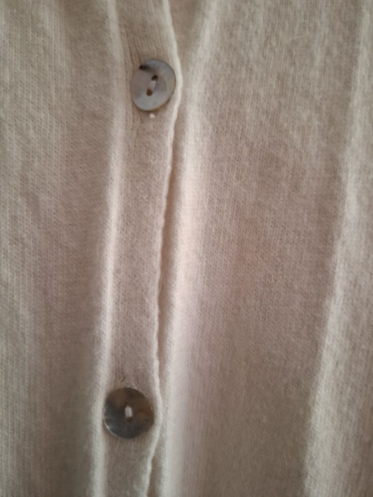 Casaquinho de malha com gola de pérolas.