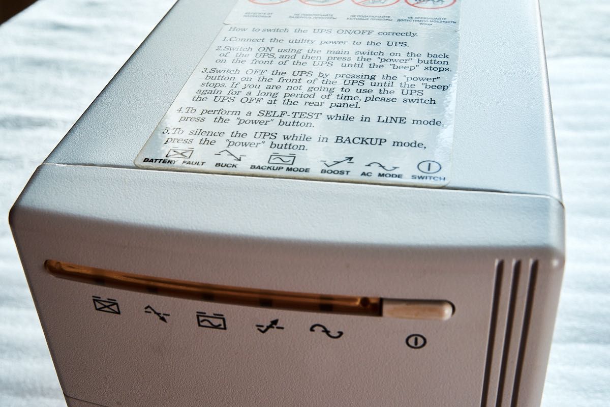 Источник бесперебойного питания ИБП (UPS) Powercom KIN-1000AP