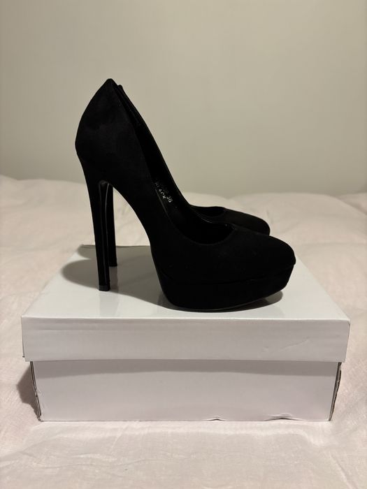 Wysokie czarne szpilki