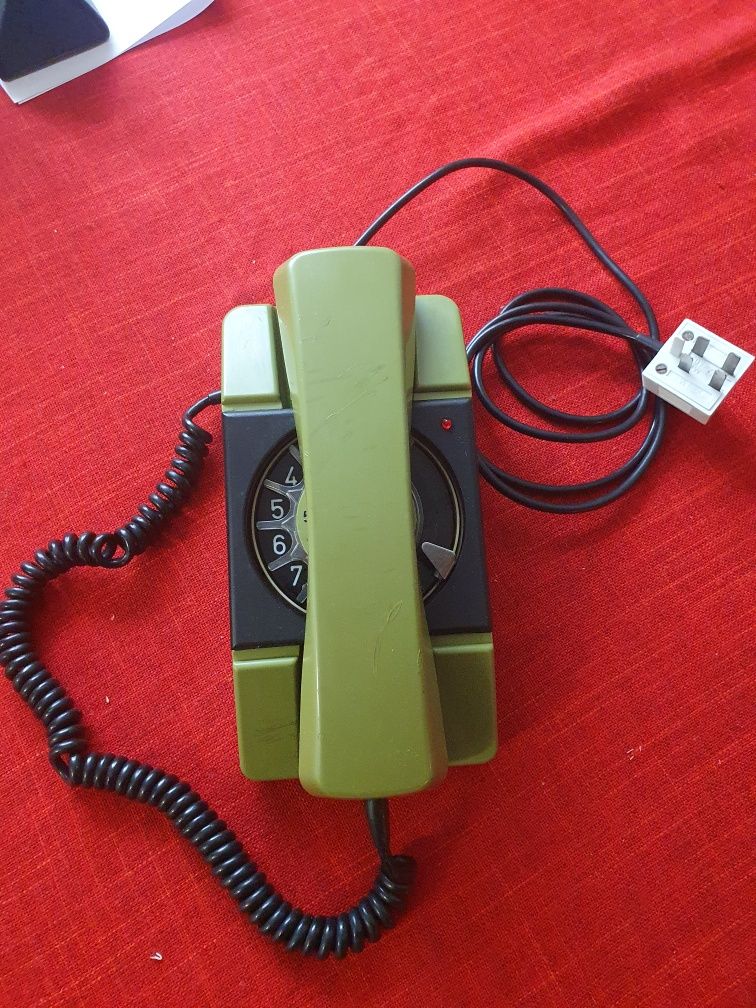 Stary telefon z tarczą obrotową PRL Telcom